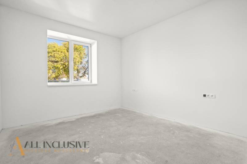 NA PREDAJ 4-IZB.BUNGALOV S DVOJGARÁŽOU,ORECHOVÁ POTôŇ - Prázdna miestnosť v rodinnom dome s bielymi stenami a oknom s výhľadom na stromy.