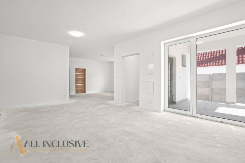 NA PREDAJ 4-IZB.BUNGALOV S DVOJGARÁŽOU,ORECHOVÁ POTôŇ - Priestranný interiér rodinného domu s bielymi stenami a veľkými oknami.