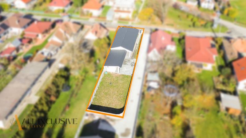 NA PREDAJ 4-IZB.BUNGALOV S DVOJGARÁŽOU,ORECHOVÁ POTôŇ - Výhľad na rodinný dom v Orechovej Potôni s dvorom a trávnikom.