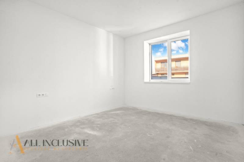 NA PREDAJ 4-IZB.BUNGALOV S DVOJGARÁŽOU,ORECHOVÁ POTôŇ - Prázdna izba s oknom, biele steny, výhľad na budovu z rodinného domu.