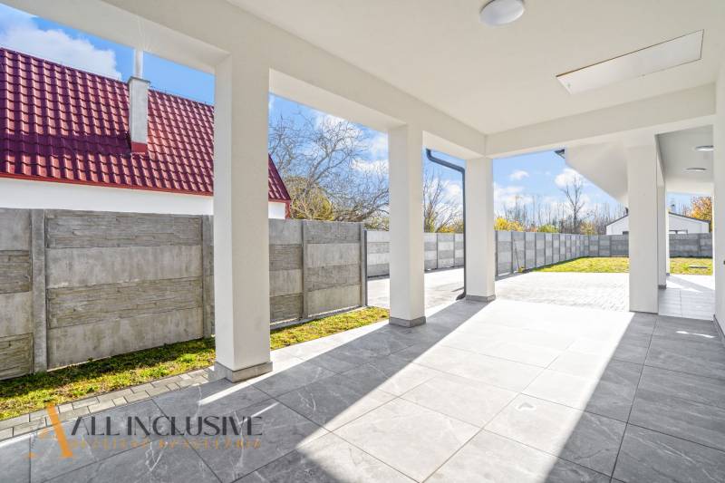 NA PREDAJ 4-IZB.BUNGALOV S DVOJGARÁŽOU,ORECHOVÁ POTôŇ - Terasa rodinného domu v Orechovej Potôni s výhľadom na oplotenie a záhradu.