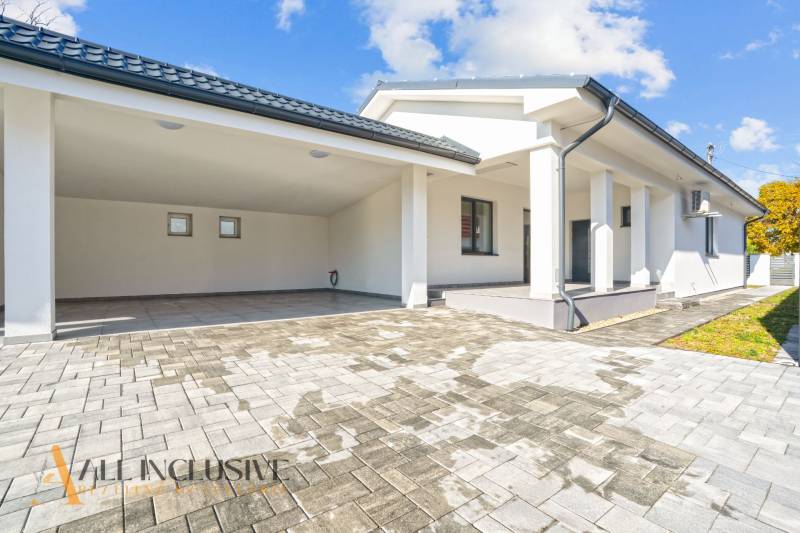 NA PREDAJ 4-IZB.BUNGALOV S DVOJGARÁŽOU,ORECHOVÁ POTôŇ - Rodinný dom v Orechovej Potôni s terasou a garážovým prístreškom na dlažbe.