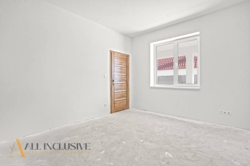 NA PREDAJ 4-IZB.BUNGALOV S DVOJGARÁŽOU,ORECHOVÁ POTôŇ - Rodinný dom s bielou stenou a drevenými dverami, okno s výhľadom na strechu.