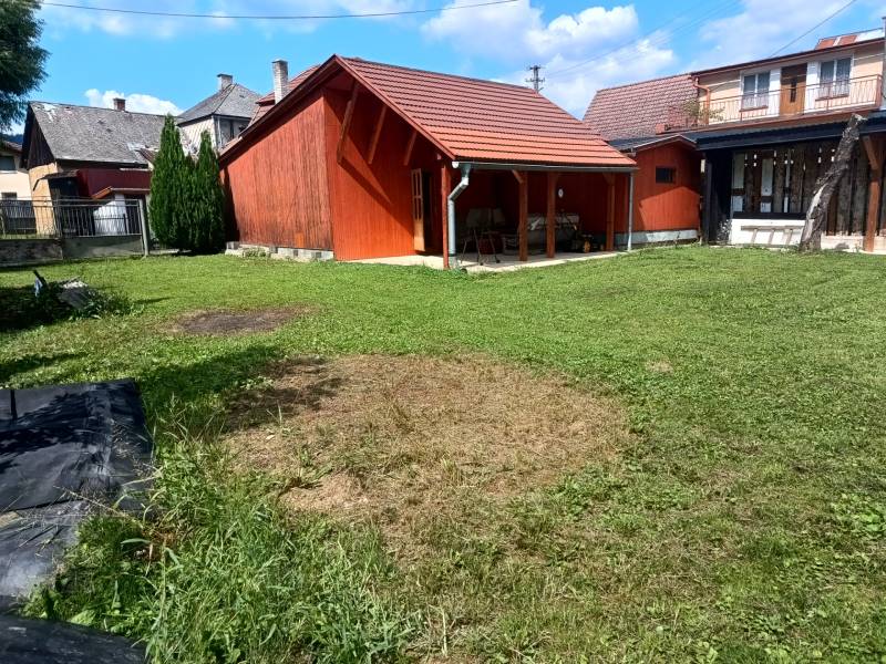 TUŽINA okres Prievidza - CHATA s terasou a garážou  - Chata v Tužine s drevenou prístavbou a zeleným dvorom.