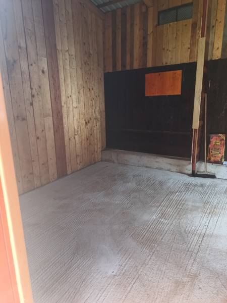 TUŽINA okres Prievidza - CHATA s terasou a garážou  - Drevený interiér chaty s betónovou podlahou a drevenými stenami.