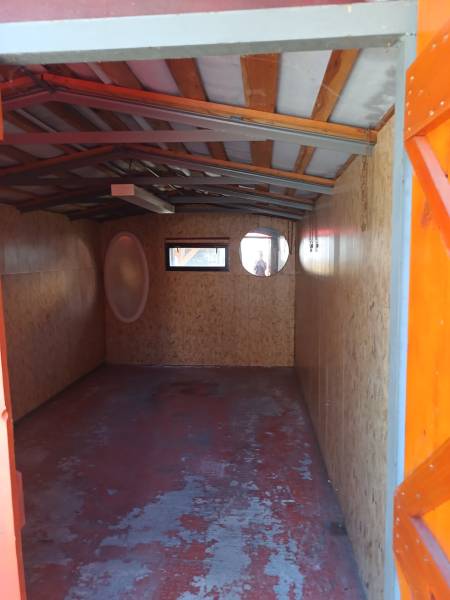 TUŽINA okres Prievidza - CHATA s terasou a garážou  - Interiér chaty s drevenou konštrukciou a oknami.