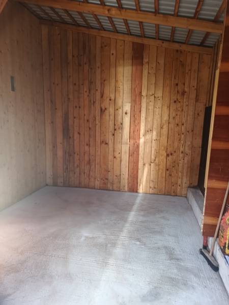 TUŽINA okres Prievidza - CHATA s terasou a garážou  - Drevené obloženie a betónová podlaha v chatke v Tužine.