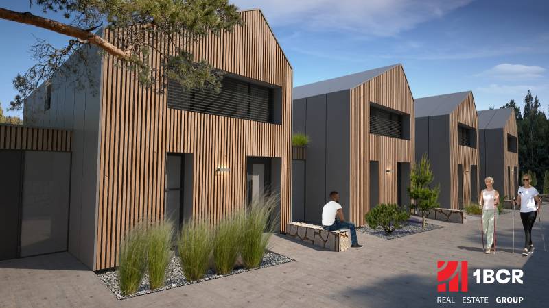 MODERNÉ 3-IZB. RODINNÉ DOMY, ZÁHRADA, SAUNA, TERASA, OBEC TURECKÁ - Rodinný dom v Tureckej s dreveným obkladom, ľudia relaxujú na lavičke.