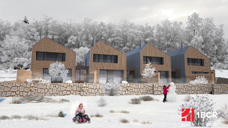 MODERNÉ 3-IZB. RODINNÉ DOMY, ZÁHRADA, SAUNA, TERASA, OBEC TURECKÁ - Rodinný dom v Tureckej, zasnežené prostredie, deti sa hrajú na snehu pred domom.