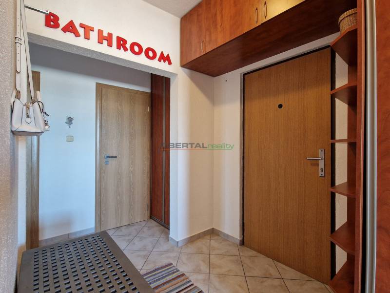 PRENÁJOM zariadený 3-izb byt, Pribišova, Bratislava - Vstupná chodba s dverami a vešiakom v 3-izbovom byte, dlažba na podlahe.