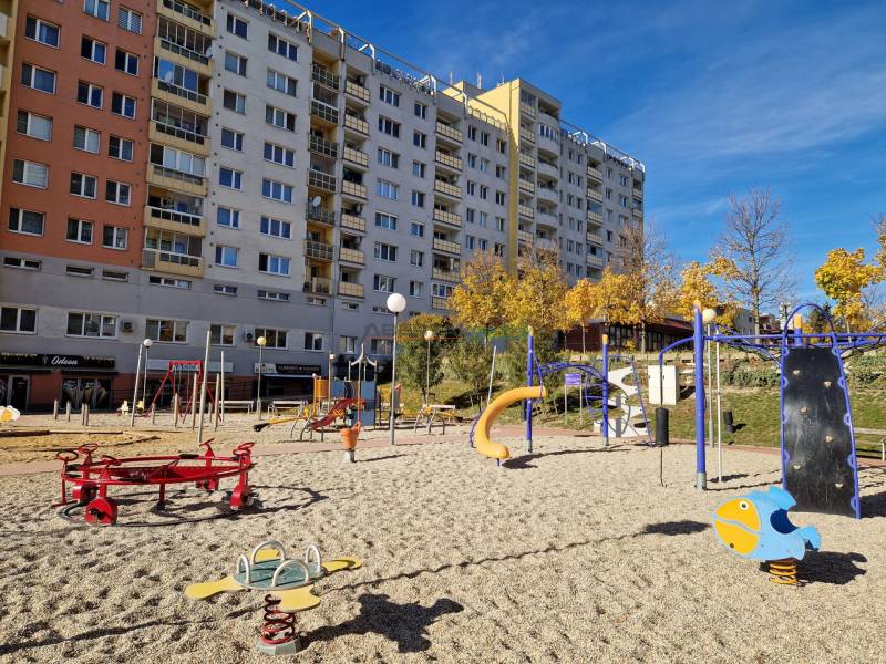 PRENÁJOM zariadený 3-izb byt, Pribišova, Bratislava - Detské ihrisko s preliezačkami na Pribišovej ulici v Bratislave - Dlhé diely.
