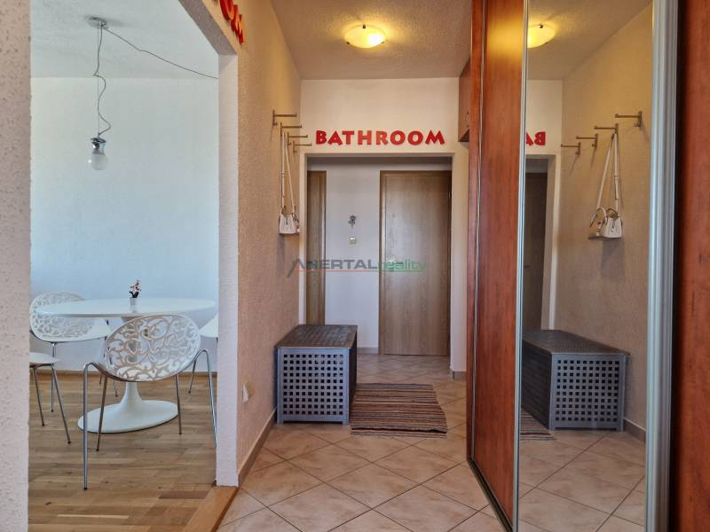 PRENÁJOM zariadený 3-izb byt, Pribišova, Bratislava - Chodba 3-izbového bytu so vstavanými skriňami a podlahou s dreveným dekorom.