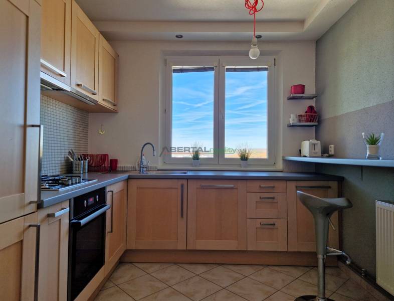 PRENÁJOM zariadený 3-izb byt, Pribišova, Bratislava - Kuchyňa s oknom, podlaha s dreveným dekorom, dlažba, zariadenie v 3-izbovom byte.