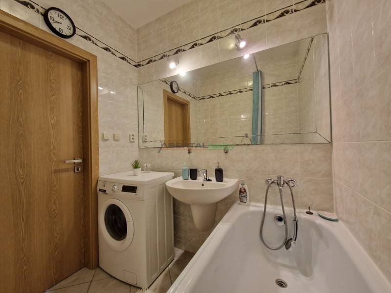 PRENÁJOM zariadený 3-izb byt, Pribišova, Bratislava - Kúpeľňa v 3-izbovom byte s vaňou, práčkou a veľkým zrkadlom.