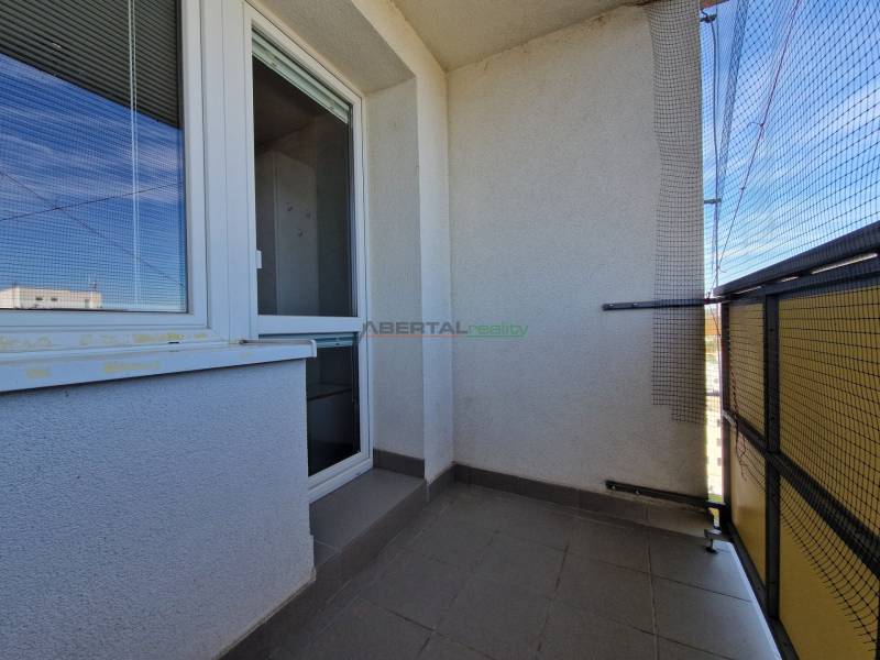 PRENÁJOM zariadený 3-izb byt, Pribišova, Bratislava - Balkón 3-izbového bytu na Pribišovej ulici, Bratislava - Dlhé diely, s dlažbou a sieťou.