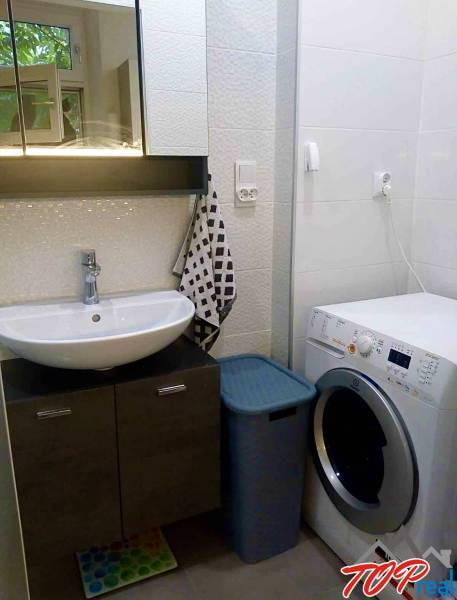 PRENÁJOM - 1,5 izbový byt Košice - Staré mesto - Kúpeľňa v 1-izbovom byte so zrkadlovou skrinkou, umývadlom a práčkou.