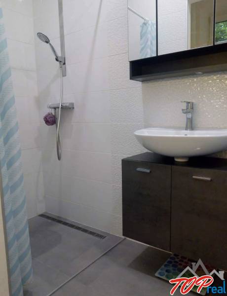 PRENÁJOM - 1,5 izbový byt Košice - Staré mesto - Kúpeľňa s moderným sprchovacím kútom v 1-izbovom byte, svetlé obklady, umývadlo.