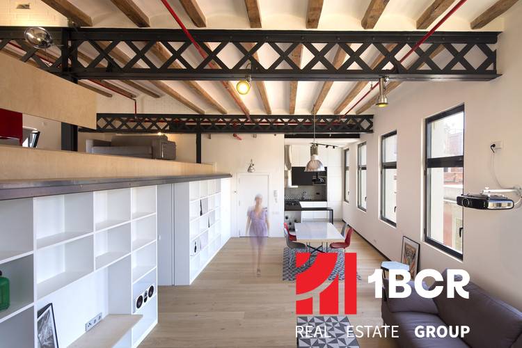 PRE KONKRÉTNEHO KLIENTA HĽADÁME ADMINISTRATÍVNE A SKLADOVÉ PRIESTORY - Priestranný interiér s podlahou s dreveným dekorom a otvorenými regálmi v skladoch a halách.