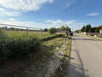 ViNi real - Exkluzívny stavebný pozemok – Miloslavov, 4 205 m² - Cesta v Miloslavove s pozemkami na bývanie a priľahlými zelenými plochami.