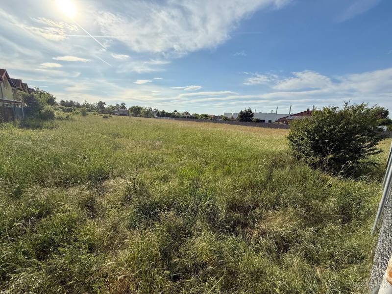 ViNi real - Exkluzívny stavebný pozemok – Miloslavov, 4 205 m² - Trávnatý pozemok na bývanie v Miloslavove ponúka krásny výhľad do otvorenej prírody.