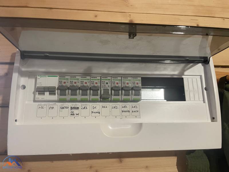  MH280- Na predaj krásna záhrada s chatkou v Komárne! - Elektrická rozvodná skriňa v chate s podlahou s dreveným dekorom.