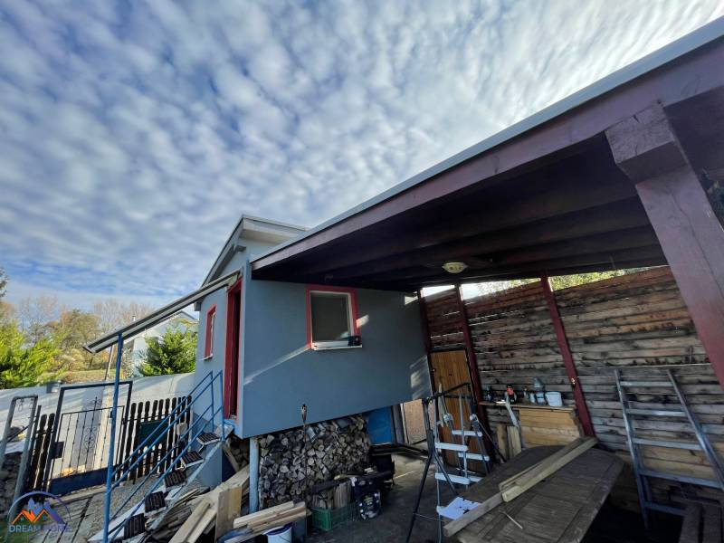  MH280- Na predaj krásna záhrada s chatkou v Komárne! - Chata v Komárne na Novej osade so schodiskom a dreveným prístreškom pod oblakmi.