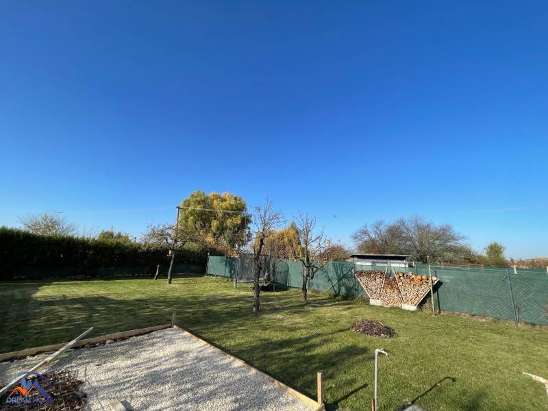  MH280- Na predaj krásna záhrada s chatkou v Komárne! - Záhrada pri chate na Novej osade v Komárne s trávnikom a ohniskom.