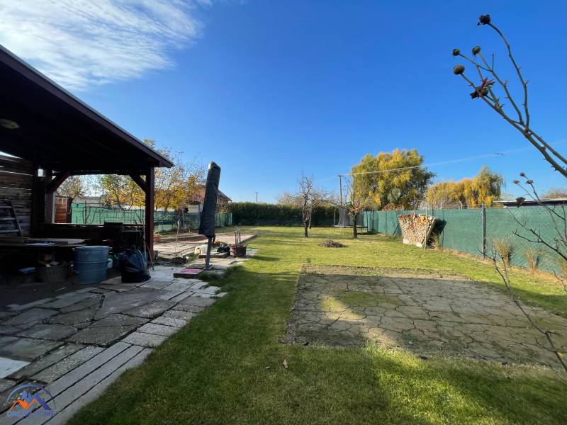  MH280- Na predaj krásna záhrada s chatkou v Komárne! - Záhrada pri chate na ulici Nová osada v Komárne, s trávnikom a altánkom.