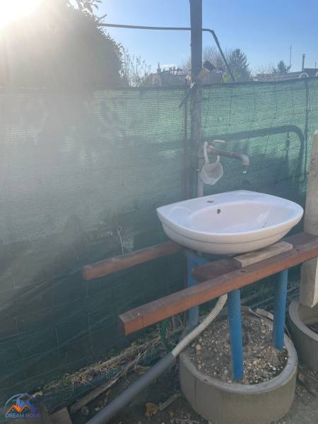  MH280- Na predaj krásna záhrada s chatkou v Komárne! - Umývadlo pri chate na Novej osade v Komárne, v exteriéri s ochranou sieťovinou.