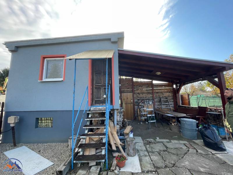  MH280- Na predaj krásna záhrada s chatkou v Komárne! - Chata v Komárne na ulici Novej osady s krytou terasou a dreveným schodiskom.