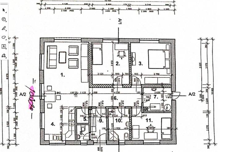 Predaj novostavba rodinného domu   Nová Baňa - Pôdorys rodinného domu v Novej Bani s obývačkou, spálňami a funkčným rozdelením miestností.