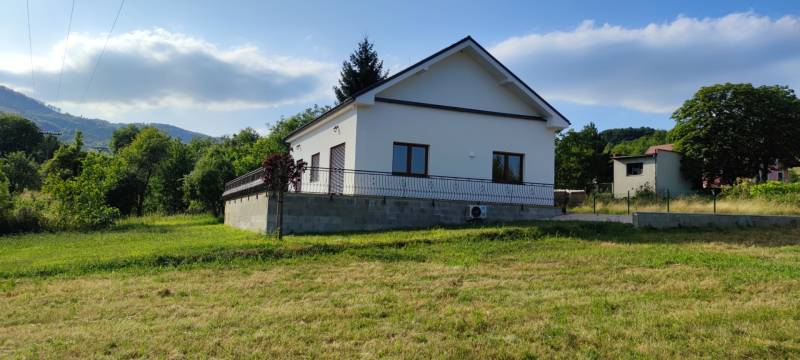 Predaj novostavba rodinného domu   Nová Baňa - Rodinný dom v Novej Bani obklopený zeleňou a veľkým trávnatým pozemkom.