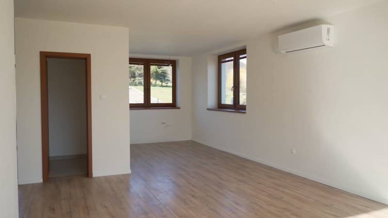 Predaj novostavba rodinného domu   Nová Baňa - Interiér rodinného domu s klimatizáciou a podlahou s dreveným dekorom.