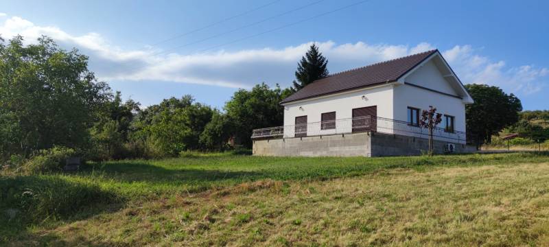 Predaj novostavba rodinného domu   Nová Baňa - Rodinný dom v Novej Bani obklopený zeleňou a veľkým trávnikom.