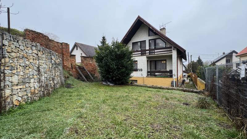 NA PREDAJ veľký rodinný dom v obci Pusté Úľany Sládkovičovo - Rodinný dom obklopený trávnikom, tehlovým múrom a plotom.