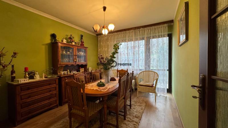 NA PREDAJ veľký rodinný dom v obci Pusté Úľany Sládkovičovo - Jedáleň so starožitným nábytkom, zelenou stenou a veľkým oknom, vhodná do rodinného domu.