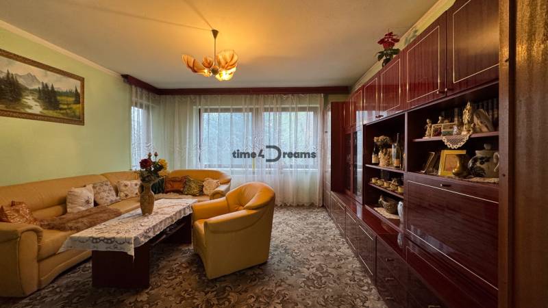 NA PREDAJ veľký rodinný dom v obci Pusté Úľany Sládkovičovo - Obývačka s pohodlnou sedacou súpravou a drevenou stenou v rodinnom dome.