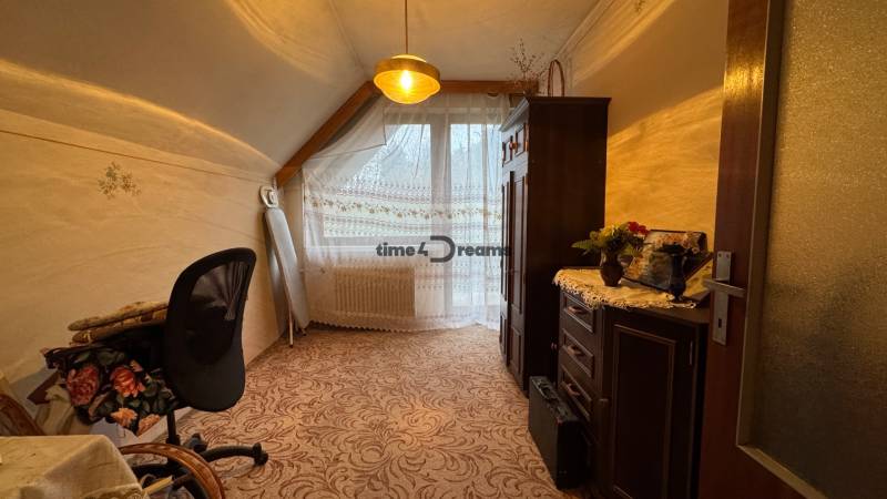 NA PREDAJ veľký rodinný dom v obci Pusté Úľany Sládkovičovo - Kompaktná izba v rodinnom dome, vybavená nábytkom a dekoráciami.