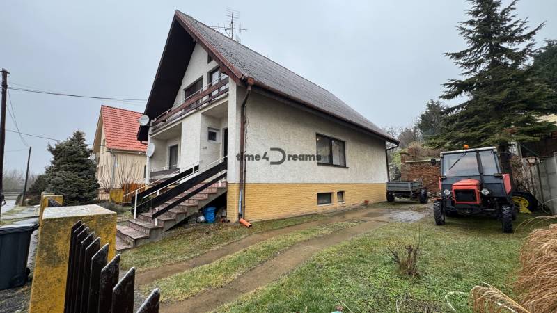 NA PREDAJ veľký rodinný dom v obci Pusté Úľany Sládkovičovo - Rodinný dom s balkónom, dvorom, traktorom a upravenou záhradou.