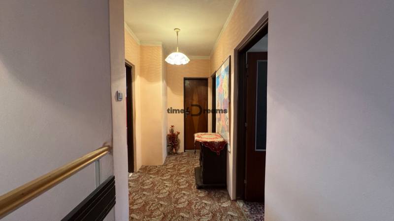 NA PREDAJ veľký rodinný dom v obci Pusté Úľany Sládkovičovo - Chodba rodinného domu s kvetmi a obrázkom na stene, osvetlený luster.