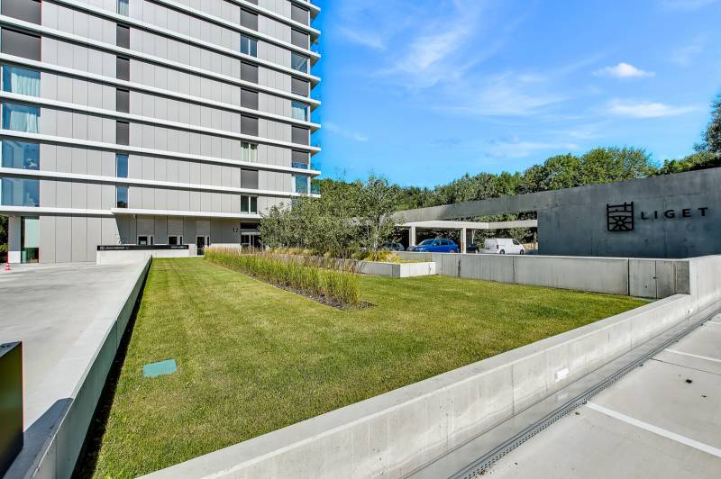 PREDAJ - LIGET Nový 2 izbový apartmán pri Sade Janka Kráľa, Petržalka - Budova s modernou fasádou a udržiavaným trávnikom na Krasovského v Bratislave - Petržalke.