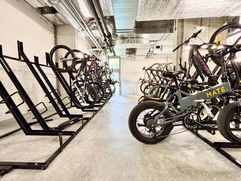 PREDAJ - LIGET Nový 2 izbový apartmán pri Sade Janka Kráľa, Petržalka - Úschovňa bicyklov v 2-izbovom byte so zavesenými bicyklami na stojanoch.