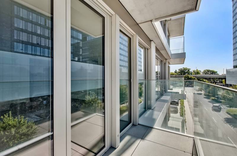 PREDAJ - LIGET Nový 2 izbový apartmán pri Sade Janka Kráľa, Petržalka - Balkón 2-izbového bytu na Krasovského ulici v Bratislave - Petržalke so skleneným zábradlím.