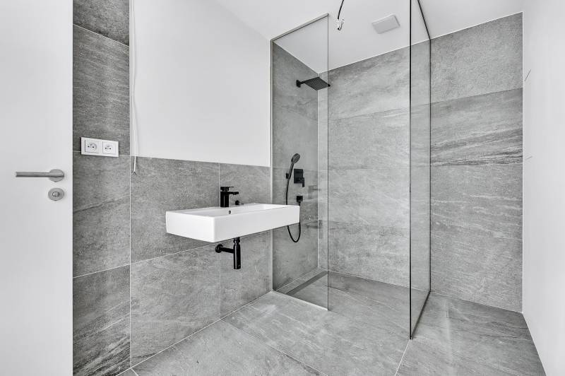 PREDAJ - LIGET Nový 2 izbový apartmán pri Sade Janka Kráľa, Petržalka - Minimalistická kúpeľňa s umývadlom a sprchovým kútom v 2-izbovom byte.