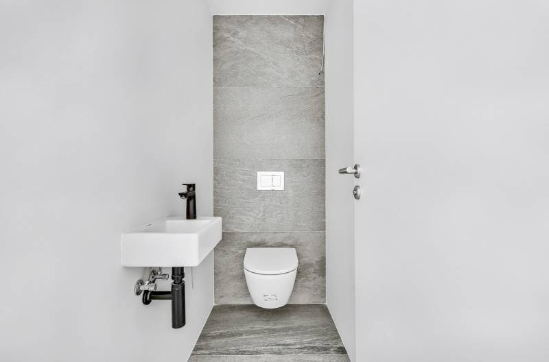 PREDAJ - LIGET Nový 2 izbový apartmán pri Sade Janka Kráľa, Petržalka - Minimálna kúpeľňa s toaletou a umývadlom v 2-izbovom byte.