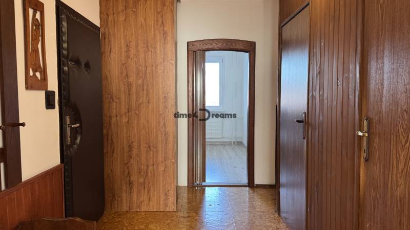 NA PRENÁJOM - 3izb.byt - Zvolenská ul. - Chodba v 3-izbovom byte s dreveným dekorom a drevenými dverami.