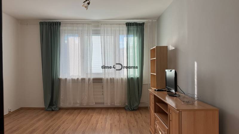 NA PRENÁJOM - 3izb.byt - Zvolenská ul. - Obývacia izba v 3-izbovom byte s podlahou s dreveným dekorom a veľkým oknom.