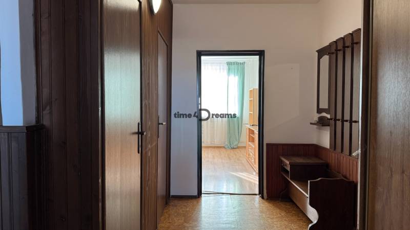 NA PRENÁJOM - 3izb.byt - Zvolenská ul. - Chodba s podlahou s dreveným dekorom, z pohľadu do izby v 3-izbovom byte.