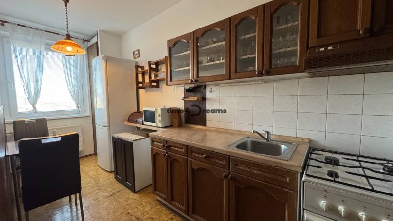 NA PRENÁJOM - 3izb.byt - Zvolenská ul. - Kuchyňa v 3-izbovom byte s drevenými skrinkami, bielou technikou a jedálenským stolom.