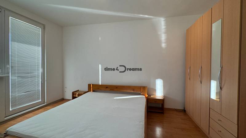 NA PRENÁJOM - 3izb.byt - Zvolenská ul. - Spálňa v 3-izbovom byte s manželskou posteľou, skriňou a podlahou s dreveným dekorom.